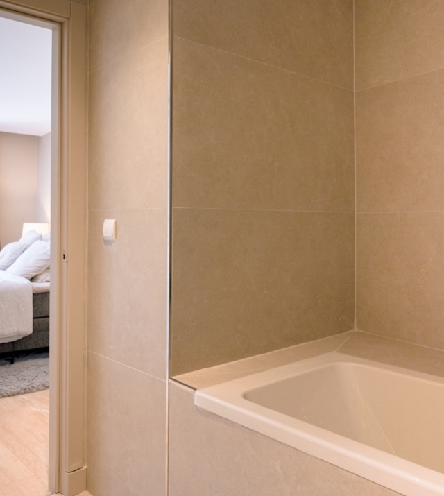 Resa Estates Ibiza apartment Ibiza sale verkoop Roca llisa bathroom tub.JPG